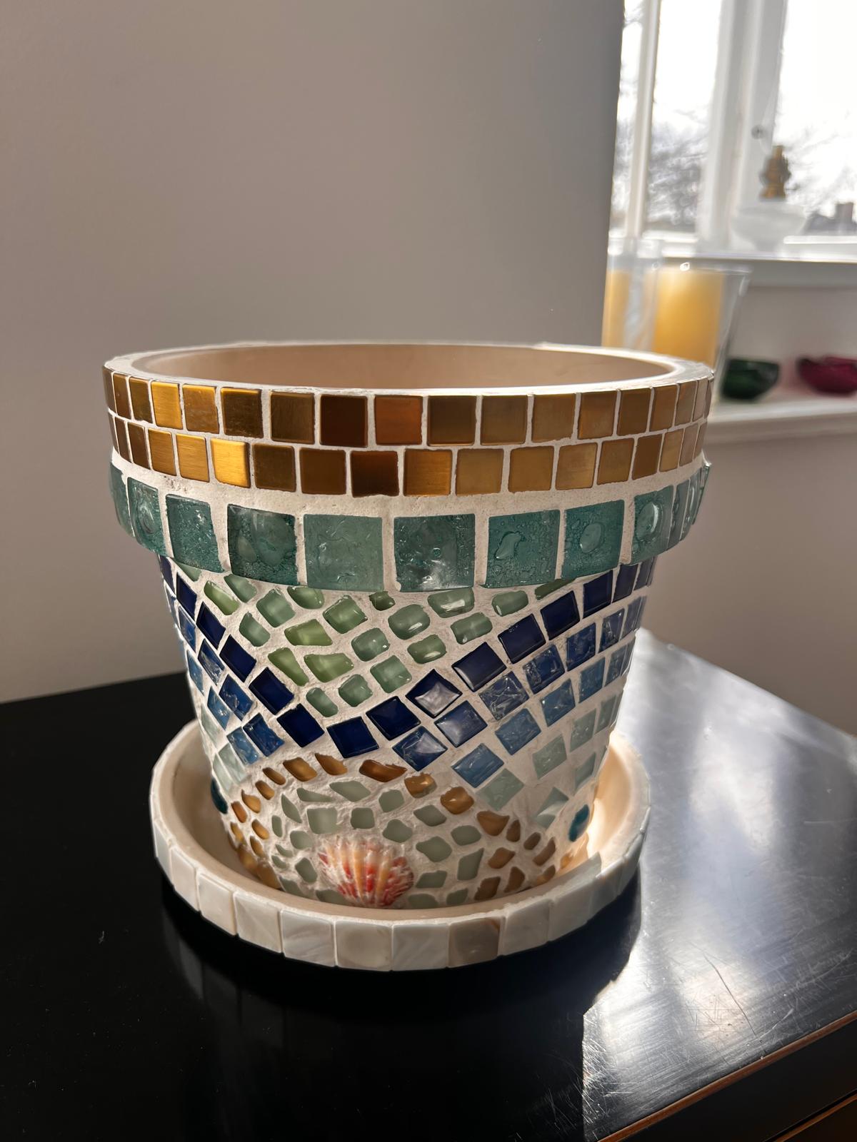 Mosaik-Blumentopf mit goldenen, türkisen und blauen Steinen