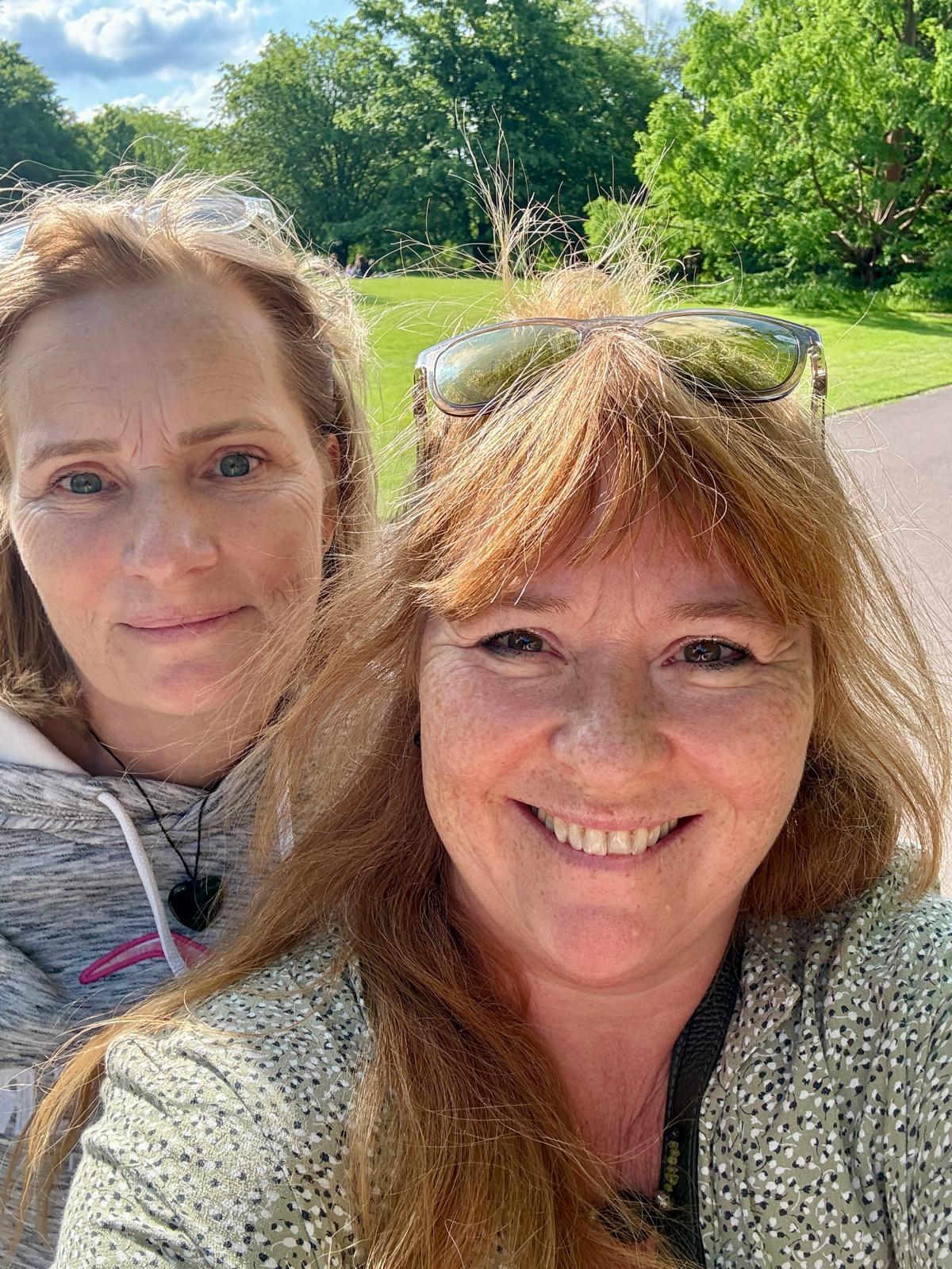 Anja Mangler-Kadoke und Dorothee Duckwitz im Park