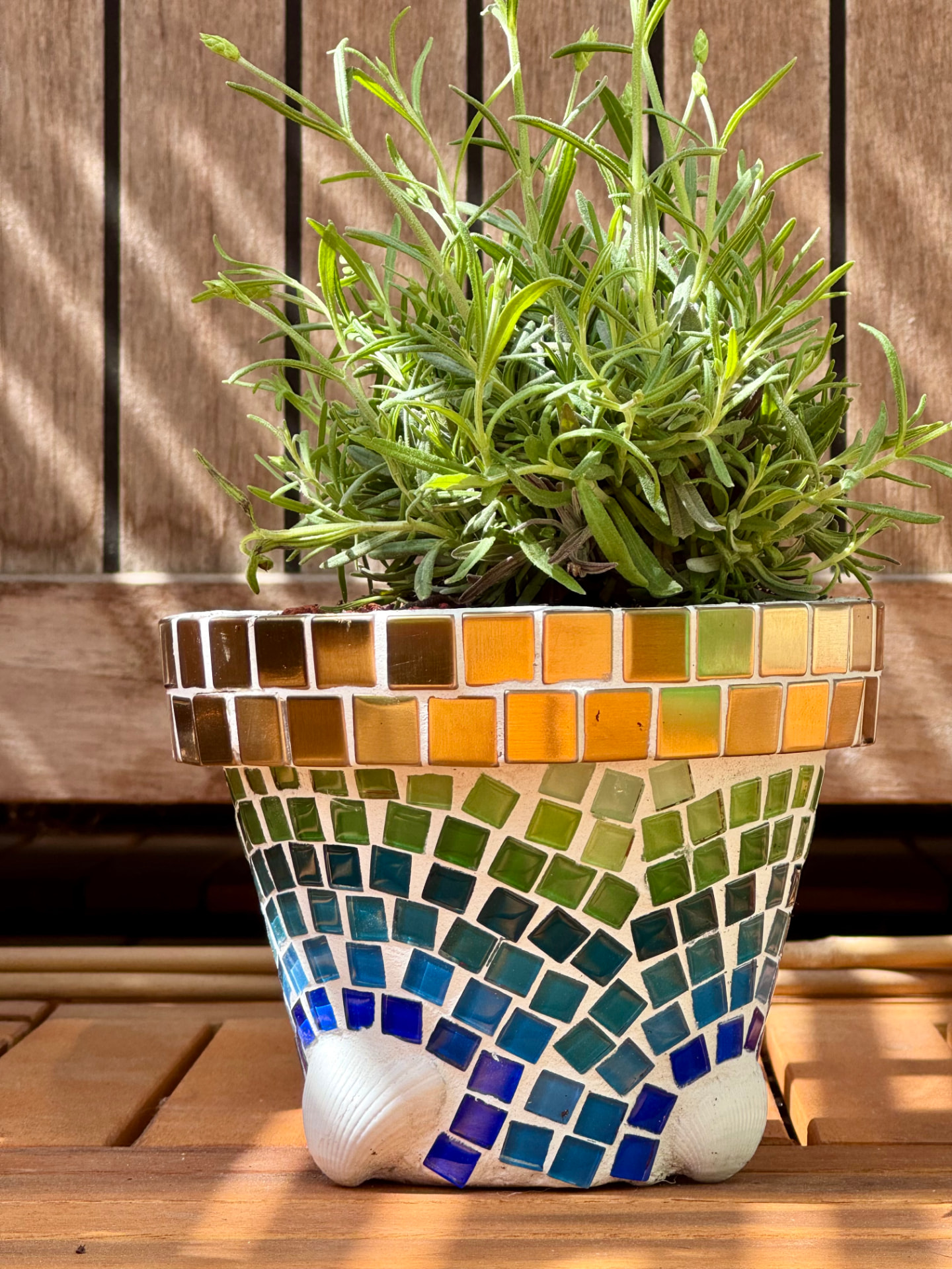 Mosaik-Blumentopf mit Lavendel, goldenem Rand und blau-grünen Steinen