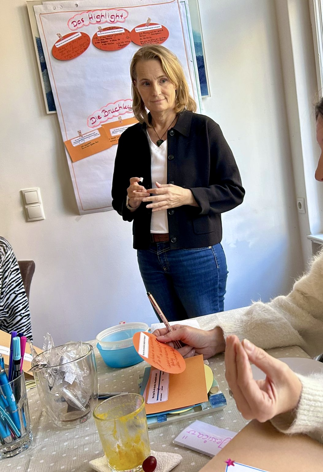 Dorothee Duckwitz moderiert den Resilienz-Teil des Workshops am Flipchart
