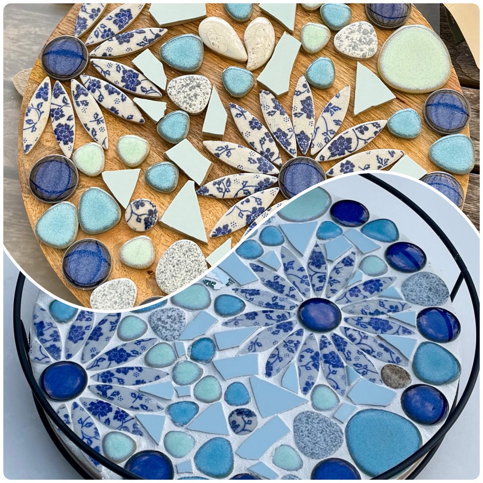 Rundes Mosaiktablett mit blau-weißen Keramikscherben und Glassteinen
